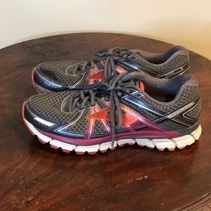 Brooks GTS 17 Size 10 Women’s